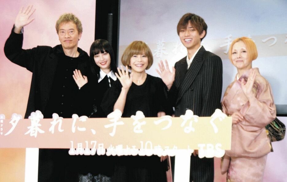 北川悦吏子と出演者が並んでいる夕暮れに手を繋ぐの制作発表の写真